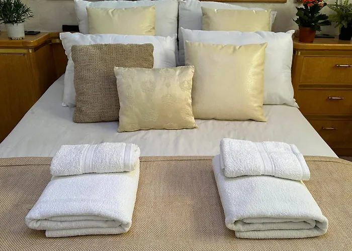 Exclusive Yacht Stay - Best Sea & Old Town Views - Prime Location