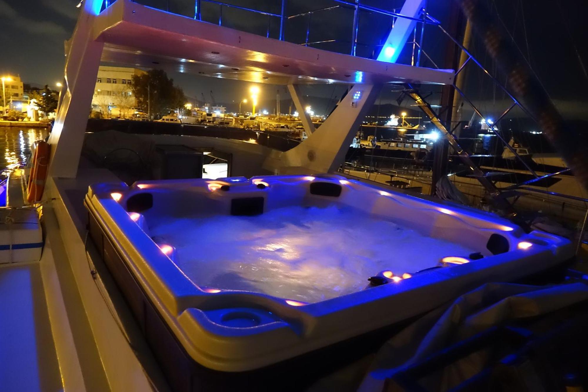 Exclusive Yacht - Sea & Old Town Views - Prime Location Tekne *