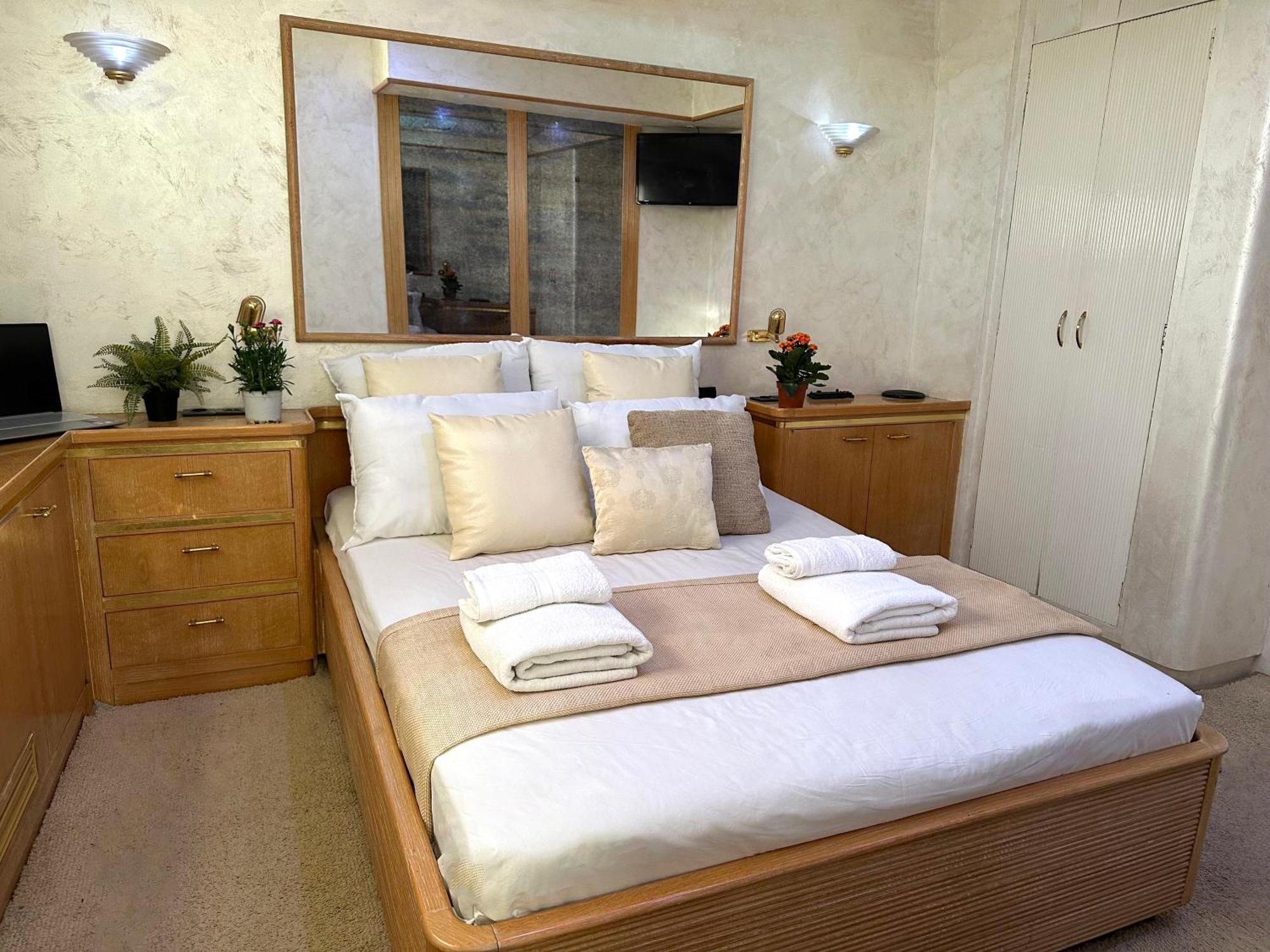 Exclusive Yacht - Sea & Old Town Views - Prime Location