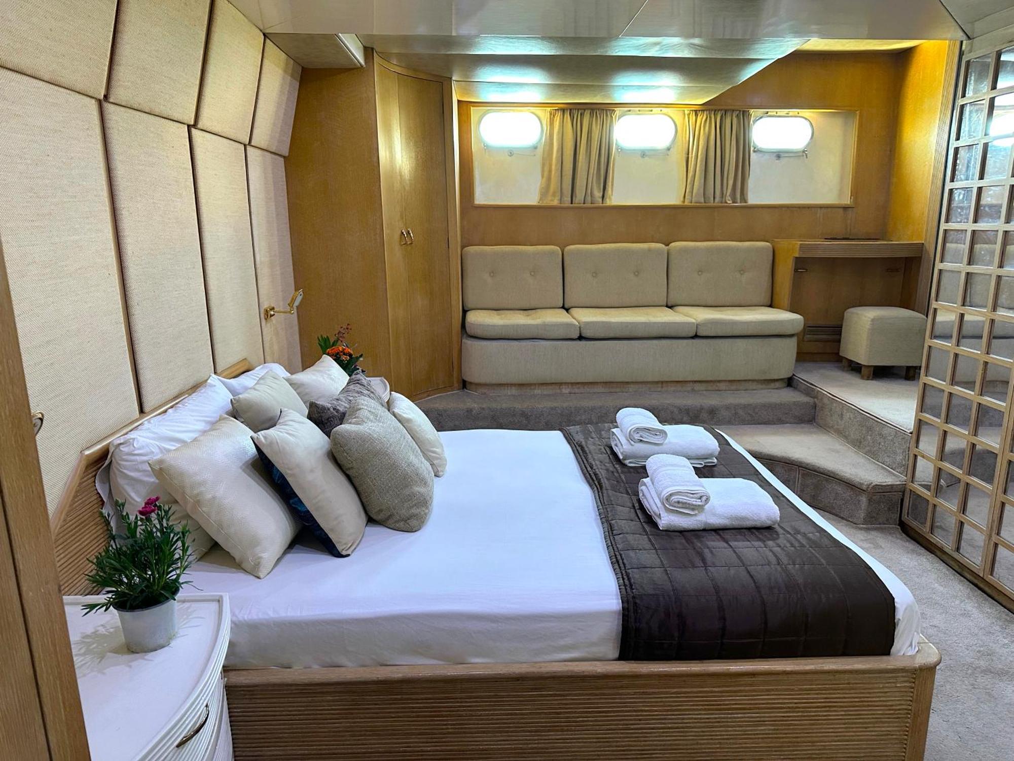 Exclusive Yacht - Sea & Old Town Views - Prime Location Tekne *